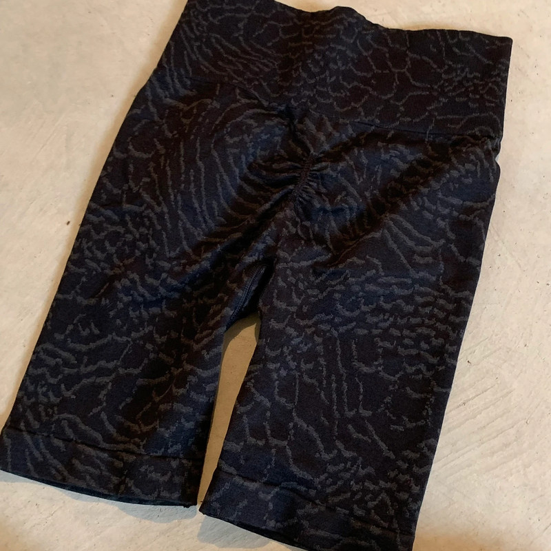 Gym Shark Black with Gray Pattern Women's Athletic Biker Shorts - Size Small 2