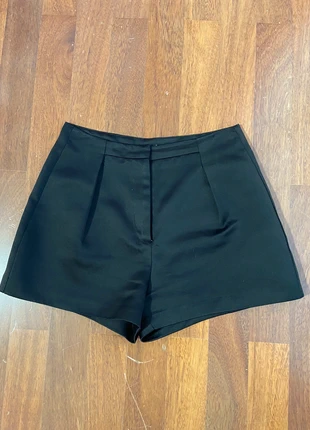 Short nero, merk: Stradivarius, staat: Heel goed, maat: XS / 34 / 6, € 10,00, € 11,20 inclusief Kopersbescherming