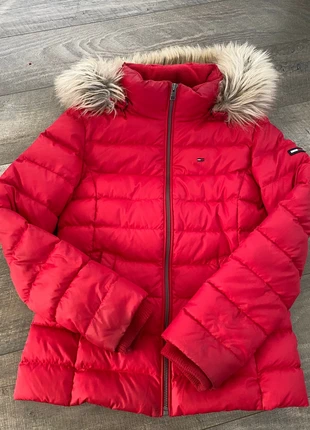 Rode winterjas van Tommy Hilfiger. Maat XS, merk: Tommy Hilfiger, staat: Heel goed, maat: XS / 34 / 6, € 24,95, € 26,90 inclusief Kopersbescherming