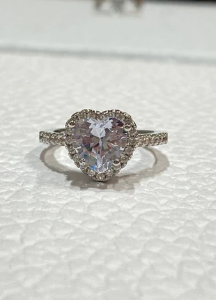 Anello in argento 925 e zirconi cuore nuovo, brand: Argento, condizioni: Nuovo senza cartellino, taglia: 16,1 mm Ø / 10,5, €16.00, €17.50 include la Protezione acquisti