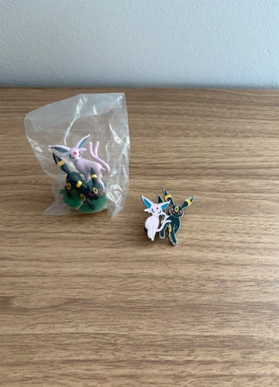 Figurine Mentali et Noctali + Pins, marke: Pokémon, zustand: Neu, größe: Frühchen, bis 44, 8,00 €, 9,10 € inklusive Vinted-Käuferschutz