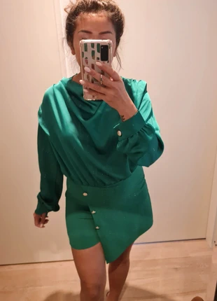 Green silky long sleeved playsuit skirt/short , staat: Heel goed, maat: M / 38 / 10, € 18,00, € 19,60 inclusief Kopersbescherming