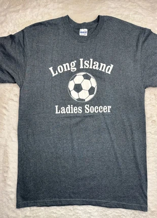 2600. T-shirt Long Island Ladies Soccer – Taille L, marke: Gildan, zustand: Sehr gut, größe: L, 10,00 €, 11,20 € inklusive Vinted-Käuferschutz