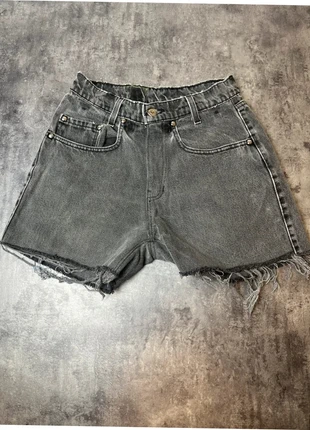 Short Jean Levi’s femme taille 36 couleur gris, merk: Levi's, staat: Heel goed, maat: S / 36 / 8, € 22,00, € 23,80 inclusief Kopersbescherming