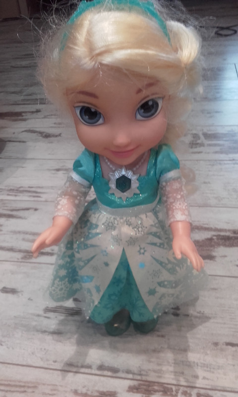 Poupée Elsa chantante
