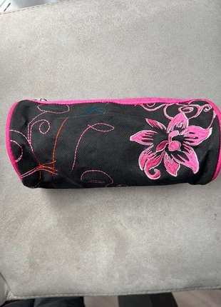 🌸 Geborduurd etui – vrolijk & uniek, merk: ETUI, staat: Heel goed, € 1,00, € 1,75 inclusief Kopersbescherming