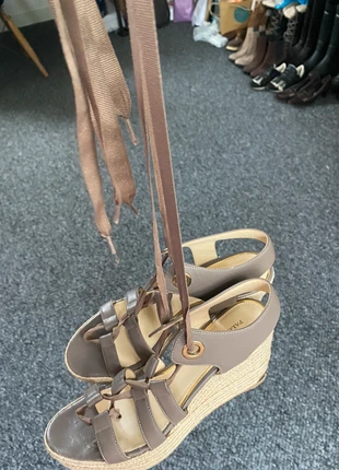 Design Sandalen met lange linten van Paloma Barcelo, merk: Paloma Barcelo, staat: Heel goed, maat: 38, € 30,00, € 32,20 inclusief Kopersbescherming