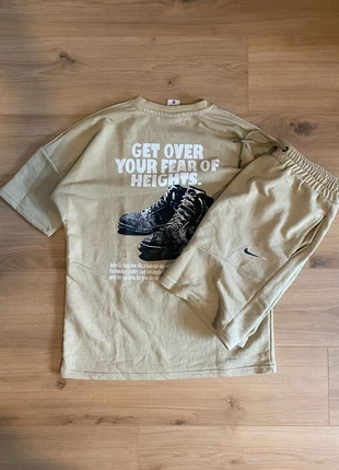 Ensemble Nike – T-Shirt + Short – Beige M, marque: Nike, état: Neuf sans étiquette, taille: M, 30,00 €, 32,20 € Protection acheteurs incluse