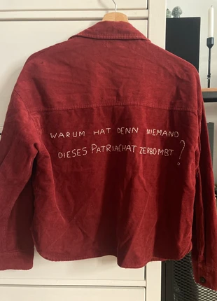 feministisch bestickte Rote Cord-Jacke, marke: Bershka, zustand: Gut, größe: S / 36 / 8, 7,00 €, 8,05 € inklusive Vinted-Käuferschutz