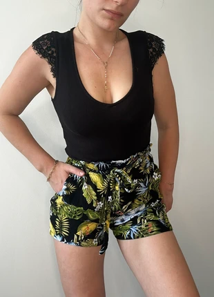 Short Stradivarius motif feuillage femme taille L, marque: Stradivarius, état: Très bon état, taille: L / 40 / 12, 5,00 €, 5,95 € Protection acheteurs incluse