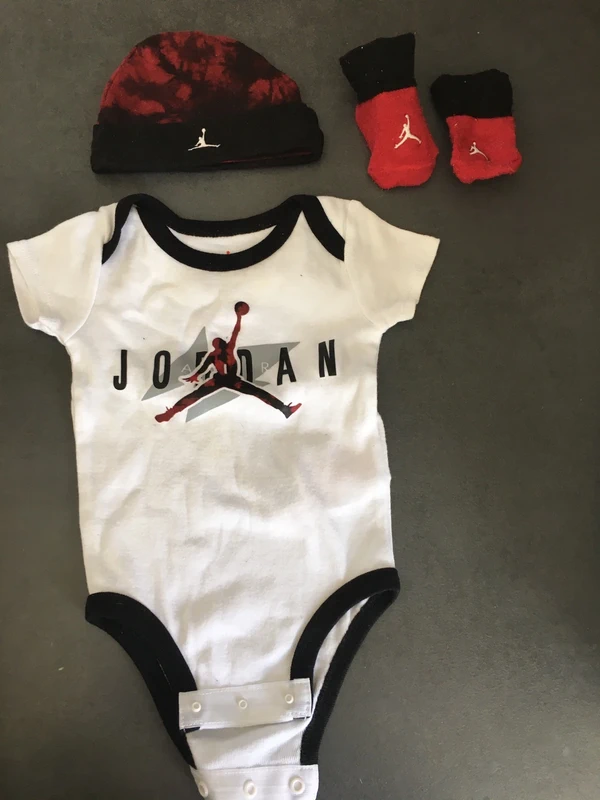 Coffret Jordan body + bonnet + chaussettes 0-6 mois - photo numéro 4