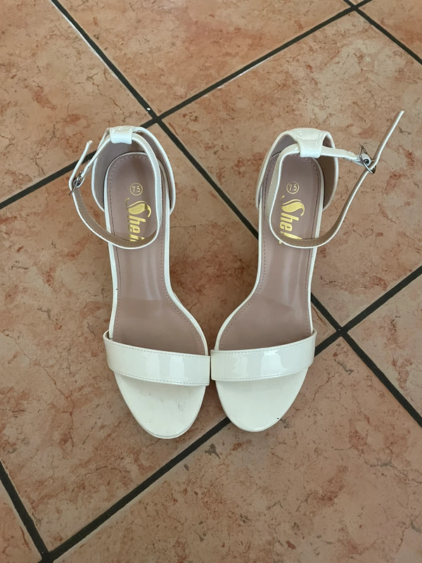 Tacchi bianchi aperti online