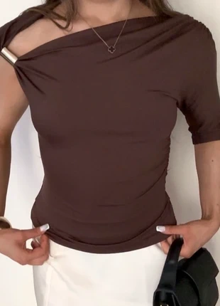 Haut marron à détail doré, brand: Zara, condizioni: Nuovo senza cartellino, taglia: S / IT 40 / EU 36, €10.00, €11.20 include la Protezione acquisti