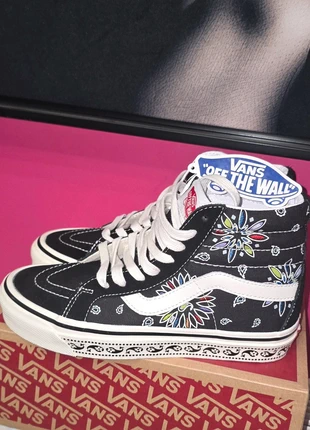 Sublimes Vans montantes Édition limitée 2025 rosaces fleurs mandalas multicolores modèle rare 37, brand: Vans, condition: New with tags, size: 37, €67.00, €71.05 includes Buyer Protection