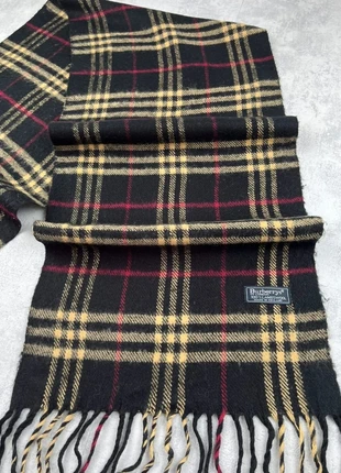 Écharpe Burberry noire à rayures rouges et jaunes old money style, marke: Burberry, zustand: Sehr gut, 29,90 €, 32,10 € beinhaltet Vinted-Käuferschutz Pro