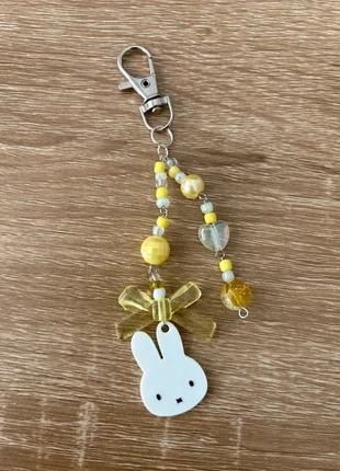 Porte-clés Miffy jaune fait main – perles solaires & nœud translucide, marque: Miffy, état: Neuf sans étiquette, 8,00 €, 9,10 € Protection acheteurs incluse