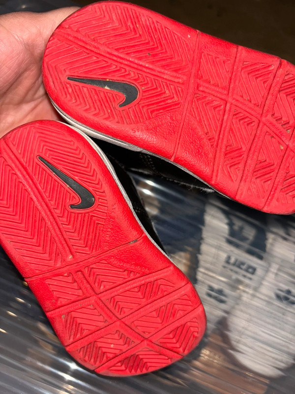 Nike Sneaker schwarz rot 19,5 3
