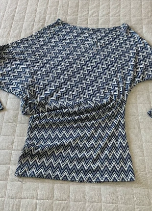 Top asimmetrico fantasia zig zag blu Made in Italy tg S, marque: Me & Me, état: Neuf sans étiquette, taille: S / 36 / 8, 4,99 €, 5,94 € Protection acheteurs incluse