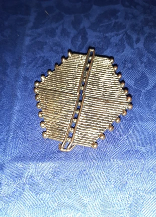 Broche dorée grahique Bijoux Vintage Unique Artisanat, marke: Bijoux Collection, zustand: Sehr gut, 14,00 €, 15,40 € inklusive Vinted-Käuferschutz