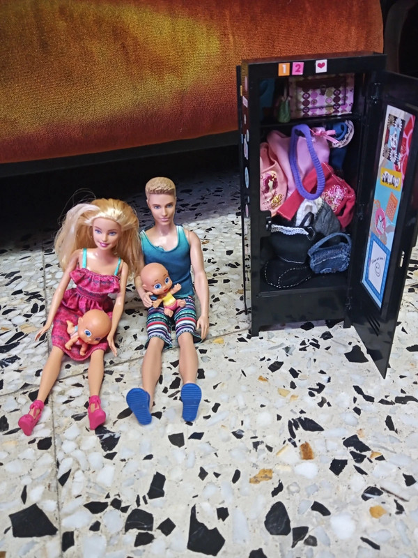 Pack de Barbie y Ken con armario con ropa y bebes -