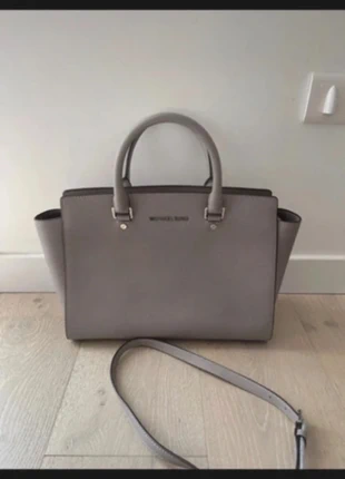 Sac gris Michael kors très bon état, marke: Michael Kors, zustand: Sehr gut, 50,00 €, 53,20 € inklusive Vinted-Käuferschutz