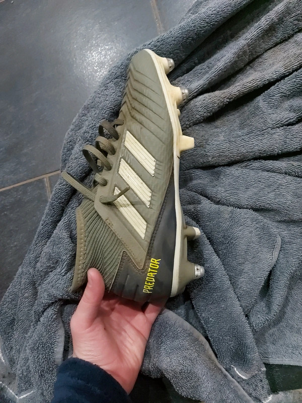 Chaussure de foot adidas predator vert kaki