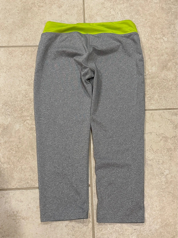 Cropped sports leggings youth large from Under Armour 3