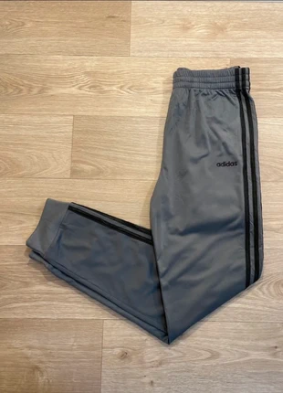Jogging Adidas taille S excellent état gris et noir, marke: adidas, zustand: Sehr gut, größe: S, 15,00 €, 16,45 € inklusive Vinted-Käuferschutz