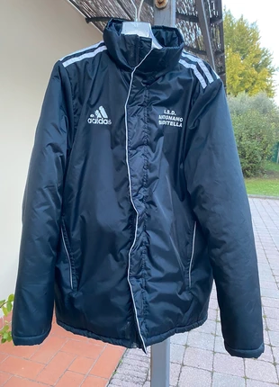 Giubbotto / giacchetto / piumino Adidas con logo sportivo e sponsor, brand: adidas, condizioni: Ottime, taglia: 14 anni / 164 cm, €5.00, €5.95 include la Protezione acquisti
