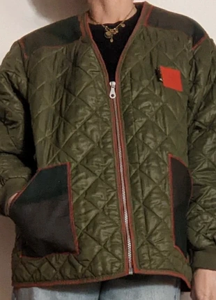 Giacca trapuntata militare customizzata 🌿, brand: Vintage Dressing, condizioni: Nuovo con cartellino, taglia: M / IT 42 / EU 38, €55.00, €58.45 include la Protezione acquisti