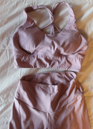 Completo pilates/yoga/palestra OYSHO rosa – Top incrociato e leggings vita alta, brand: Oysho, condizioni: Ottime, taglia: XS, €50.00, €53.20 include la Protezione acquisti