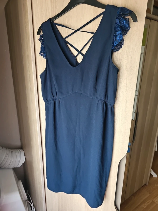 Robe bleu marine taille 42 avec broderie