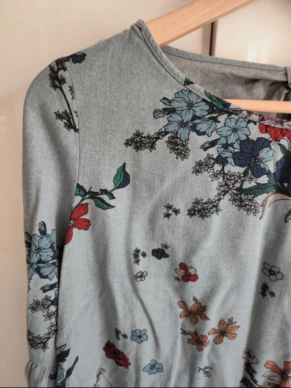 👕blouse fleurie gris - Yessica- très bon état général - taille 38 - photo numéro 6
