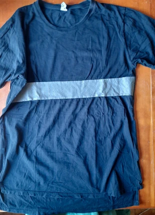 T-shirt oversize nera con stampa sul retro è inserto frontale in ecopelle, brand: J&M, condizioni: Buone, taglia: L / IT 44 / EU 40, €1.00, €1.75 include la Protezione acquisti