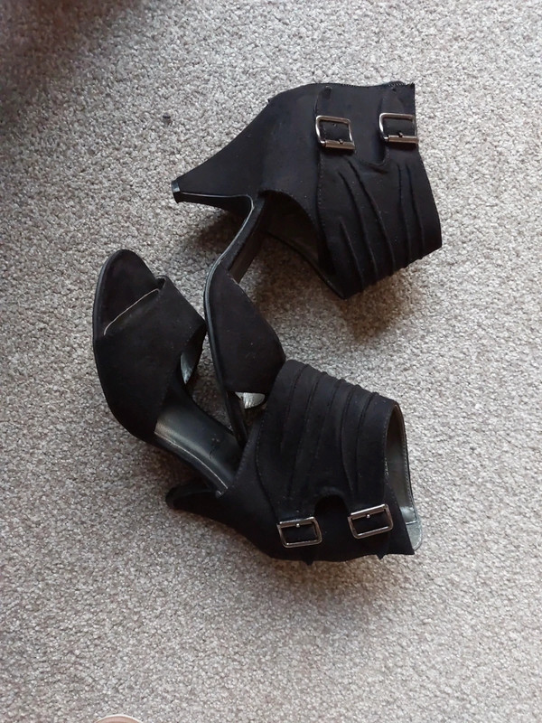 Size 2 store black sandals