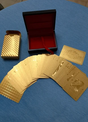 Jeu de 54 cartes or avec boîte 
parfait pour un cadeau 🎁🎁, état: Neuf sans étiquette, 15,00 €, 16,45 € Protection acheteurs incluse