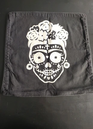 Housse de coussin calavera, merk: Petit Créateur, staat: Heel goed, maat: 40 x 40 cm, € 1,00, € 1,75 inclusief Kopersbescherming