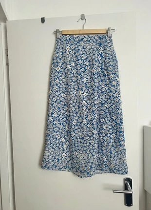 Uniqlo Blue Wrap Slit Midi Skirt with White Daisies, brand: Uniqlo, condition: Very good, size: XXS / 4, £8.00, £9.10 includes Buyer Protection