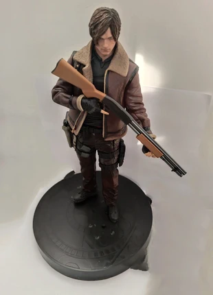 Action figure GRande Resident evil 4 Leon, merk: Capcom, staat: Nieuw zonder prijskaartje, maat: Prematuur, tot 44 cm, € 58,00, € 61,60 inclusief Kopersbescherming