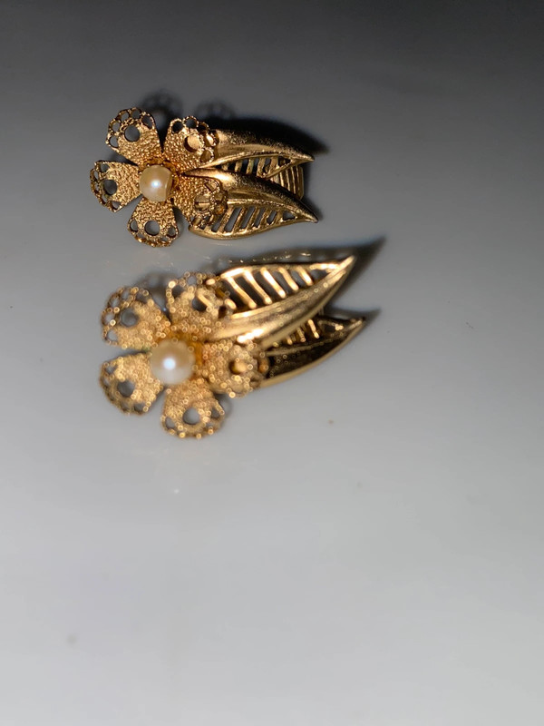 Vintage goldtone metal clip on earrings daisy open leaves white faux pearl 2