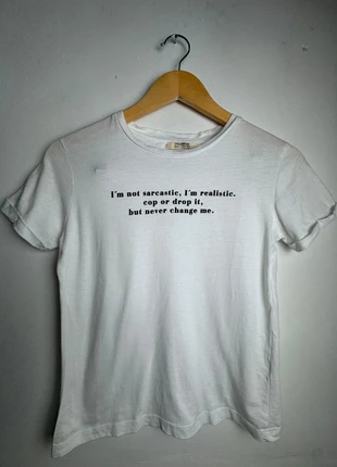Camiseta blanca con mensaje “I’m not sarcastic, I’m realistic” Pull&Bear – Talla XS, marca: Pull & Bear, estado: Muy bueno, tamaño: XS / 34 / 6, 9,00 €, 10,15 € Protección al comprador incluida