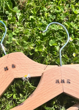 Couple de cintres en bois Mr/Mme, marca: Fait Main, estado: Novo sem etiquetas, €6.90, €7.95 inclui Proteção do Comprador