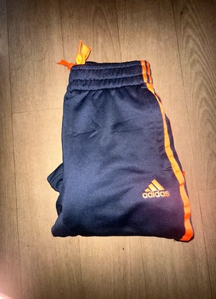 Jogging addidas bleu , orange taille M, marque: adidas, état: Bon état, taille: M, 10,00 €, 11,20 € Protection acheteurs incluse