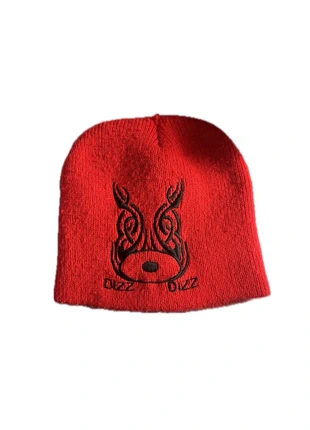 Red Tribal Beanie – Bold Streetwear Vibes, condizioni: Ottime, taglia: Taglia unica, €8.00, €9.10 include la Protezione acquisti