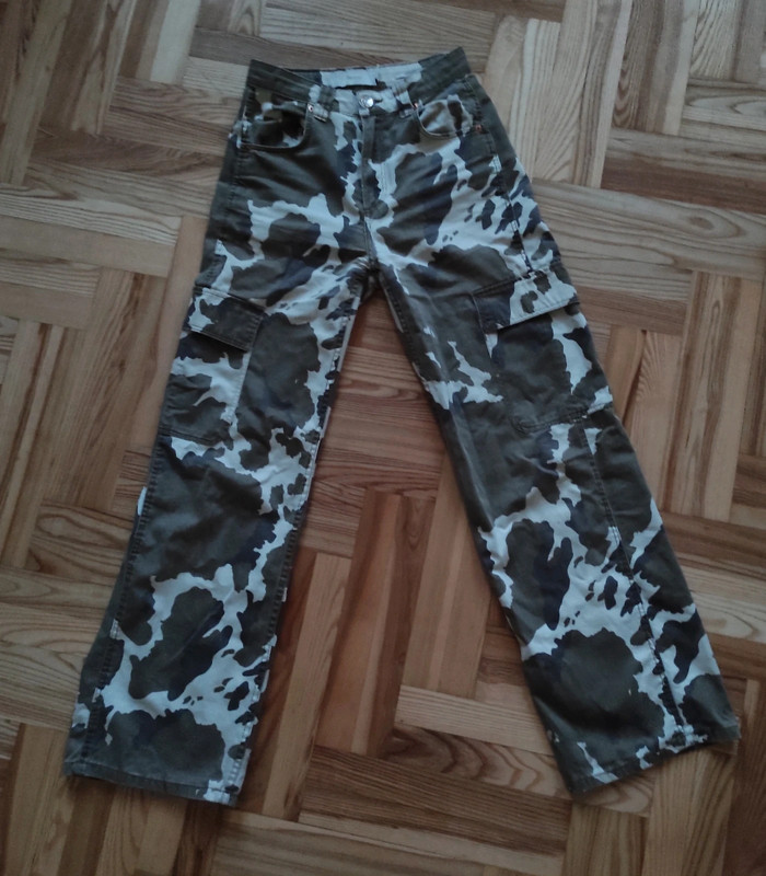 Bershka armijos printo kelnės / wide leg jeans 2