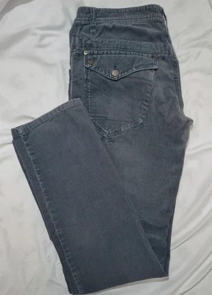 Pantaloni in velluto casual con tasche
posteriori a bottoni, brand: Terranova, condizioni: Ottime, taglia: IT 46 | W36, €5.00, €5.95 include la Protezione acquisti