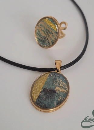 Ensemble ovale doré et vert avec un Pendentif et une Bague en résine , marca: Fait Main, estado: Nuevo sin etiquetas, 18,00 €, 19,60 € Protección al comprador incluida