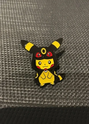 Pin’s Pikachu poncho noctali Umbreon Pokémon broche en très bon état, brand: Pokémon, condition: Very good, €3.00, €3.85 includes Buyer Protection Pro