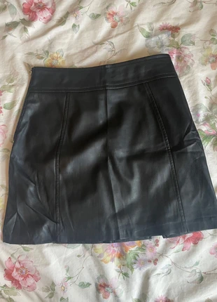 Mini jupe Bershka similicuir , marca: Bershka, estado: Muito bom, tamanho: XS / 34 / 6, €10.00, €11.20 inclui Proteção do Comprador