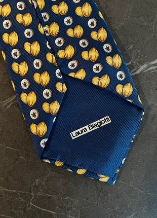 Cravatta Laura Biagiotti 100% seta fantasia frutta e monete 🫰, marque: Silk, état: Très bon état, 10,00 €, 11,20 € Protection acheteurs incluse